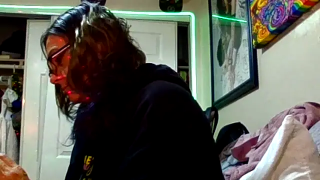 Snapshot of SparklesB1tch chatting on December 16, 9:13 am SparklesB1tch online show from December 16, 9:13 am