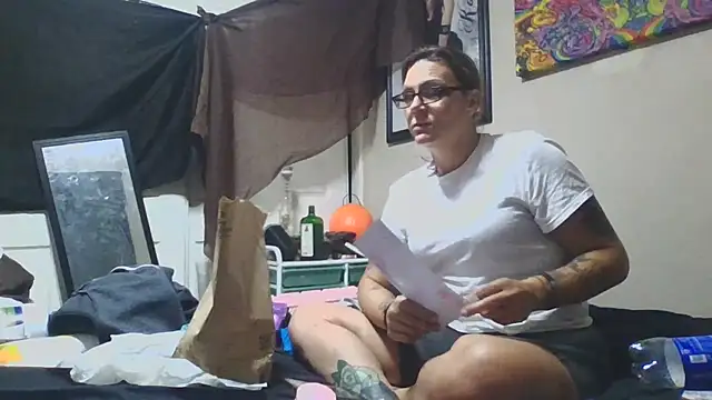 Snapshot of SparklesB1tch chatting on November 4, 6:17 am SparklesB1tch online show from November 4, 6:17 am