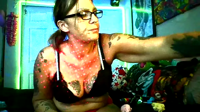 Snapshot of SparklesB1tch chatting on November 9, 11:09 pm SparklesB1tch online show from November 9, 11:09 pm