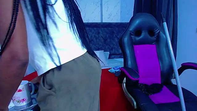 mia  thomson  online show from November 27, 1:11 pm