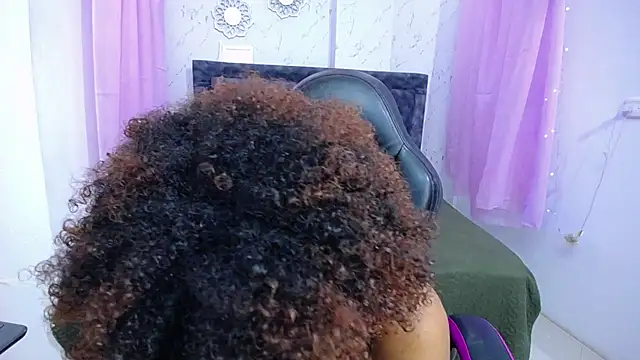 mia  thomson  online show from October 5, 12:51 pm