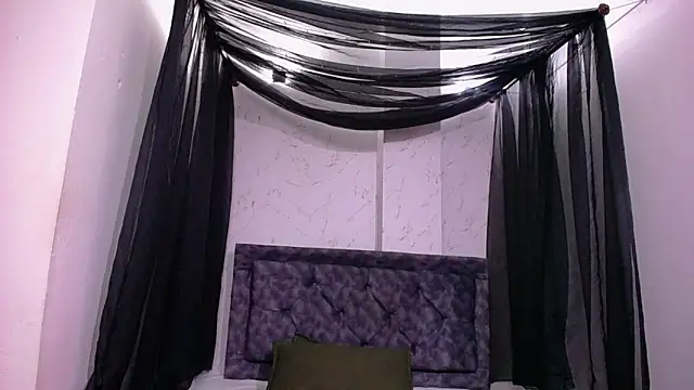 mia  thomson  online show from December 20, 3:04 pm