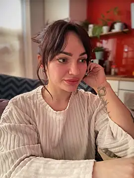 Snapshot of SaraLow chatting on February 16, 1:32 pm SaraLow online show from February 16, 1:32 pm