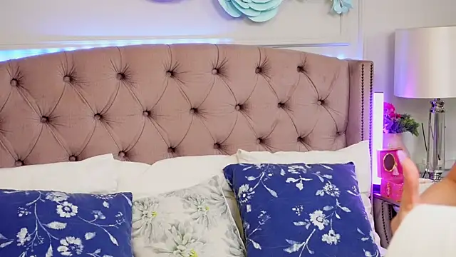 JenniferLovve online show from April 3, 4:30 am