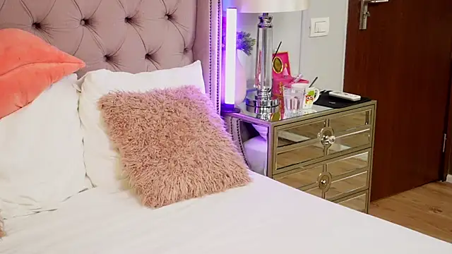 JenniferLovve online show from April 8, 3:30 am