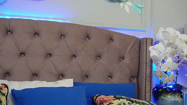 Snapshot of JenniferLovve chatting on October 18, 3:41 am JenniferLovve online show from October 18, 3:41 am