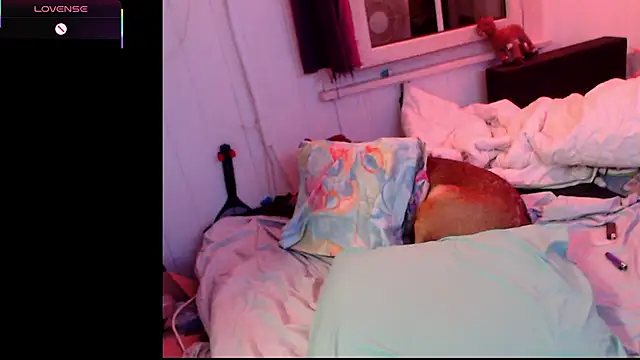 Snapshot of Kinkybooby chatting on February 10, 10:31 pm Kinkybooby online show from February 10, 10:31 pm