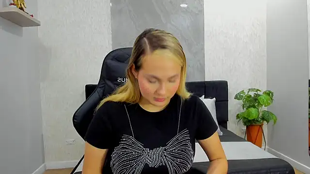 Emmaa white  online show from May 12, 5:30 pm