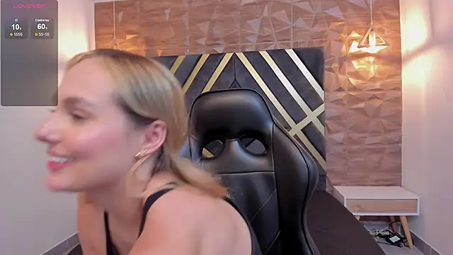 Snapshot of Emmaa_white_ chatting on December 13, 8:04 pm Emmaa white online show from December 13, 8:04 pm