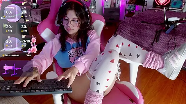 larah uwu online show from September 27, 7:25 am