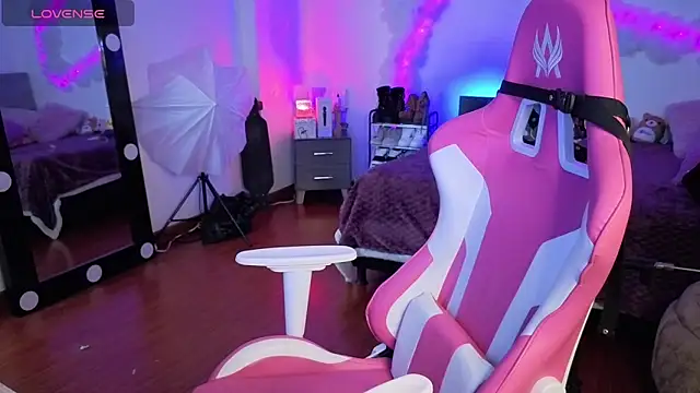 larah uwu online show from November 22, 7:35 pm