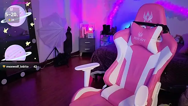 larah uwu online show from November 24, 7:47 pm