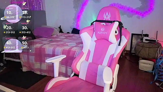 larah uwu online show from April 17, 6:33 pm