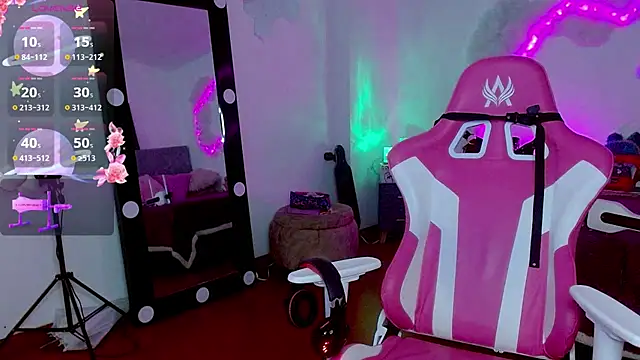 larah uwu online show from October 14, 7:47 pm