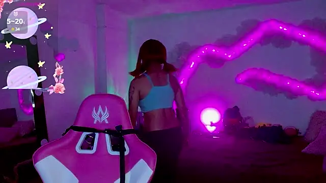 larah uwu online show from October 10, 7:47 pm