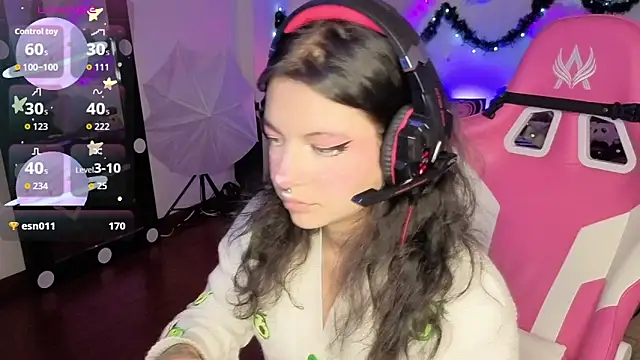 larah uwu online show from December 22, 7:14 pm