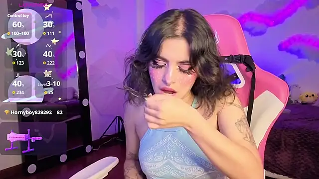 larah uwu online show from December 3, 8:08 pm