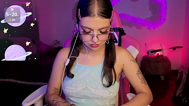 larah uwu online show from February 6, 7:54 pm