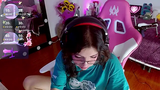 larah uwu online show from September 27, 7:42 pm