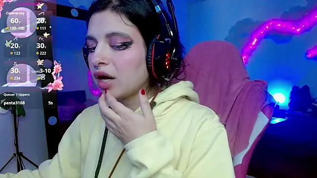 larah uwu online show from October 21, 6:40 pm