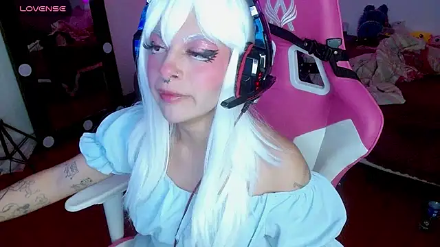 larah uwu online show from October 24, 7:02 pm