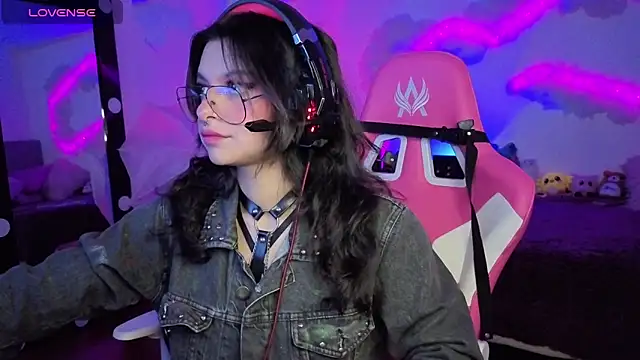 larah uwu online show from November 13, 7:18 pm