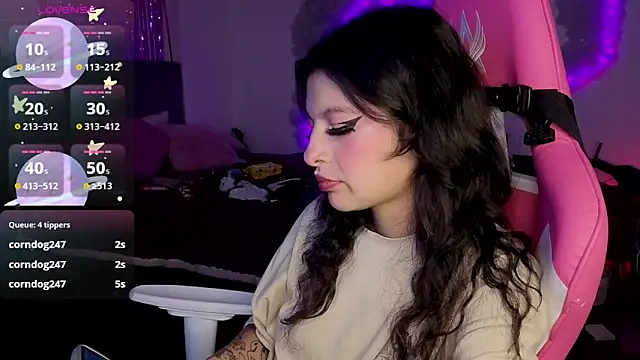 larah uwu online show from March 24, 9:04 pm