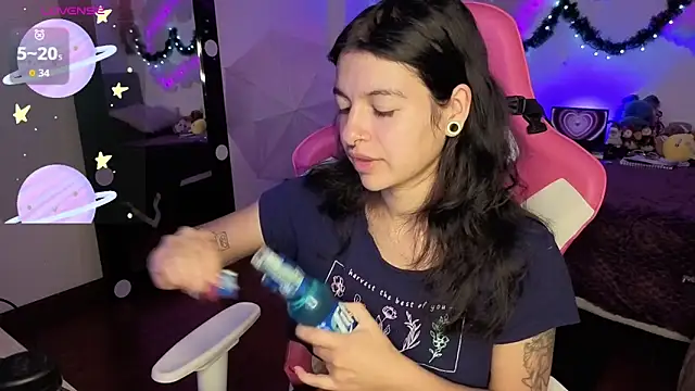 larah uwu online show from December 20, 8:44 pm