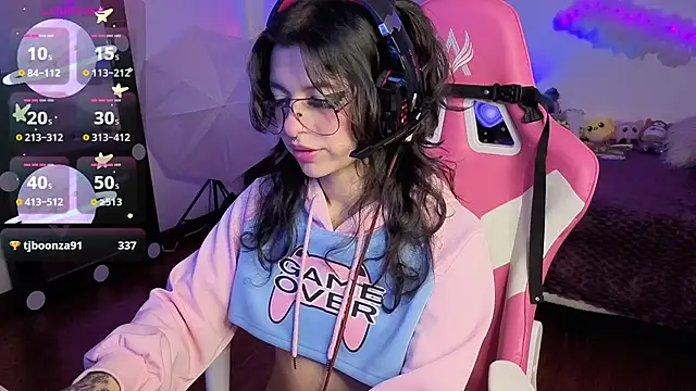 larah uwu online show from November 28, 7:25 pm