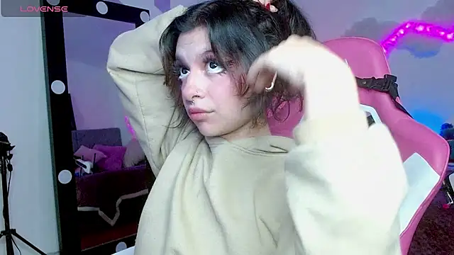 larah uwu online show from October 23, 8:18 pm