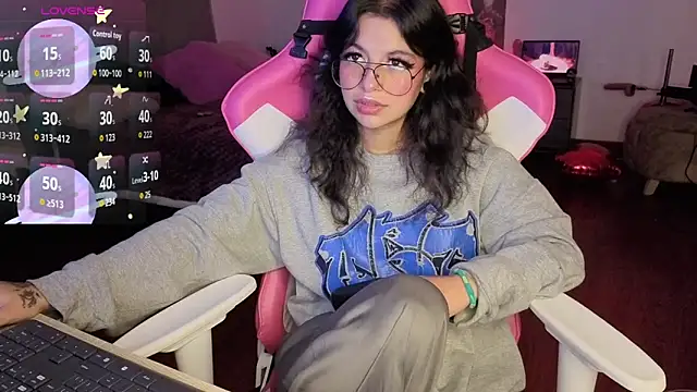 larah uwu online show from February 16, 7:23 pm