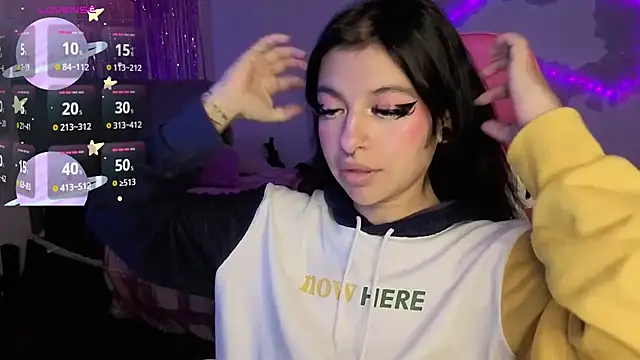 larah uwu online show from April 16, 6:30 pm