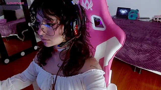 larah uwu online show from September 8, 7:46 pm