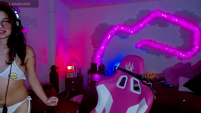 larah uwu online show from October 27, 12:55 am