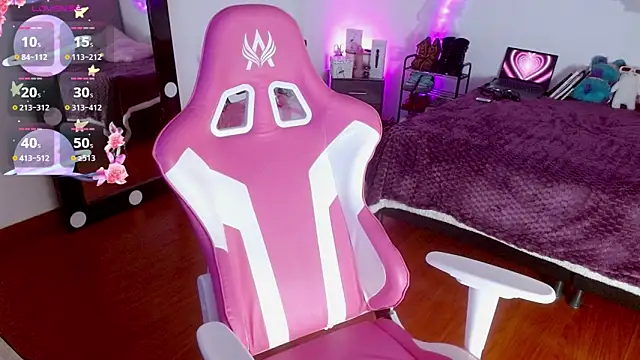 larah uwu online show from September 18, 7:39 pm