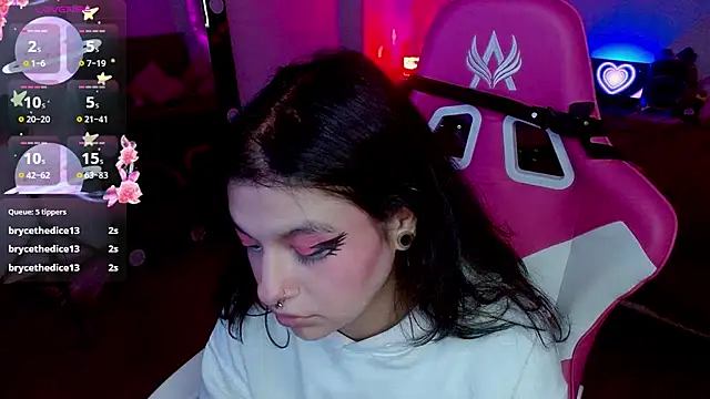 larah uwu online show from October 27, 7:48 pm