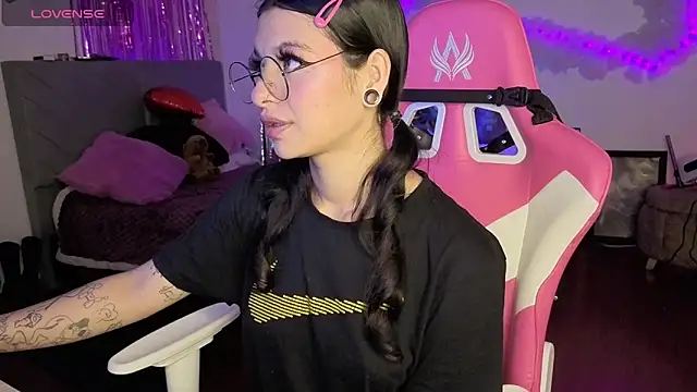 larah uwu online show from February 26, 7:47 pm