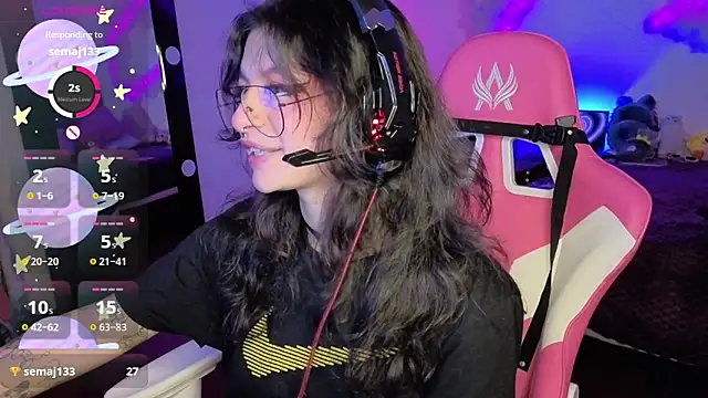 larah uwu online show from November 8, 8:12 pm