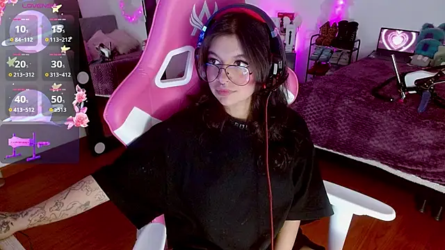 larah uwu online show from September 29, 8:25 pm