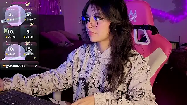 larah uwu online show from March 5, 7:43 pm