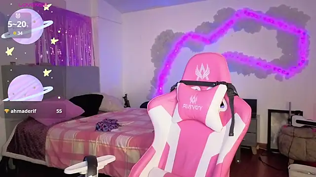 larah uwu online show from April 18, 6:21 pm