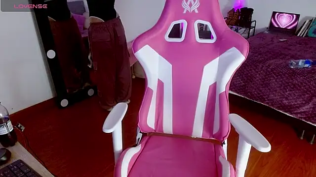 larah uwu online show from September 10, 7:35 pm