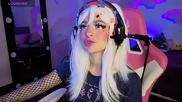 larah uwu online show from December 2, 12:40 pm