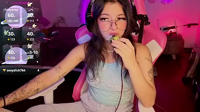 larah uwu online show from February 5, 8:15 pm