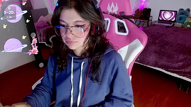 larah uwu online show from September 30, 7:42 pm