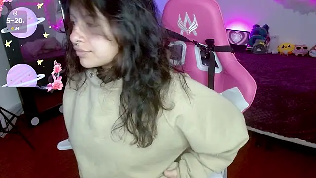 larah uwu online show from October 5, 7:48 pm