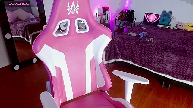 larah uwu online show from September 21, 7:52 pm