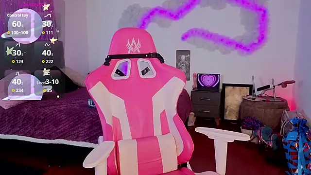 larah uwu online show from March 14, 9:21 pm