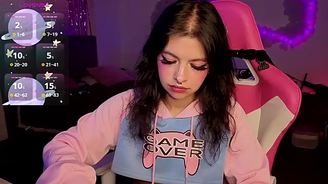 larah uwu online show from March 28, 8:32 pm