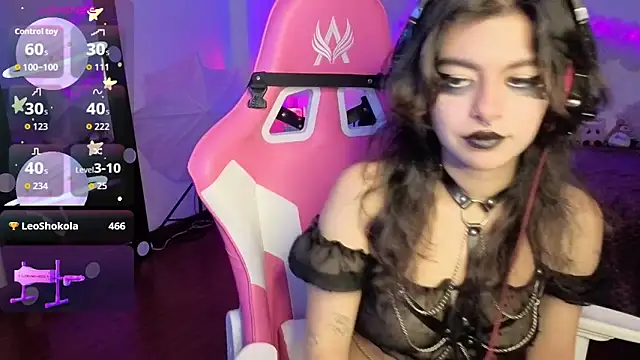 larah uwu online show from November 18, 7:39 pm